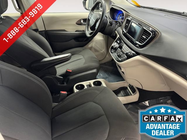 Used 2023 Chrysler Voyager LX image 5