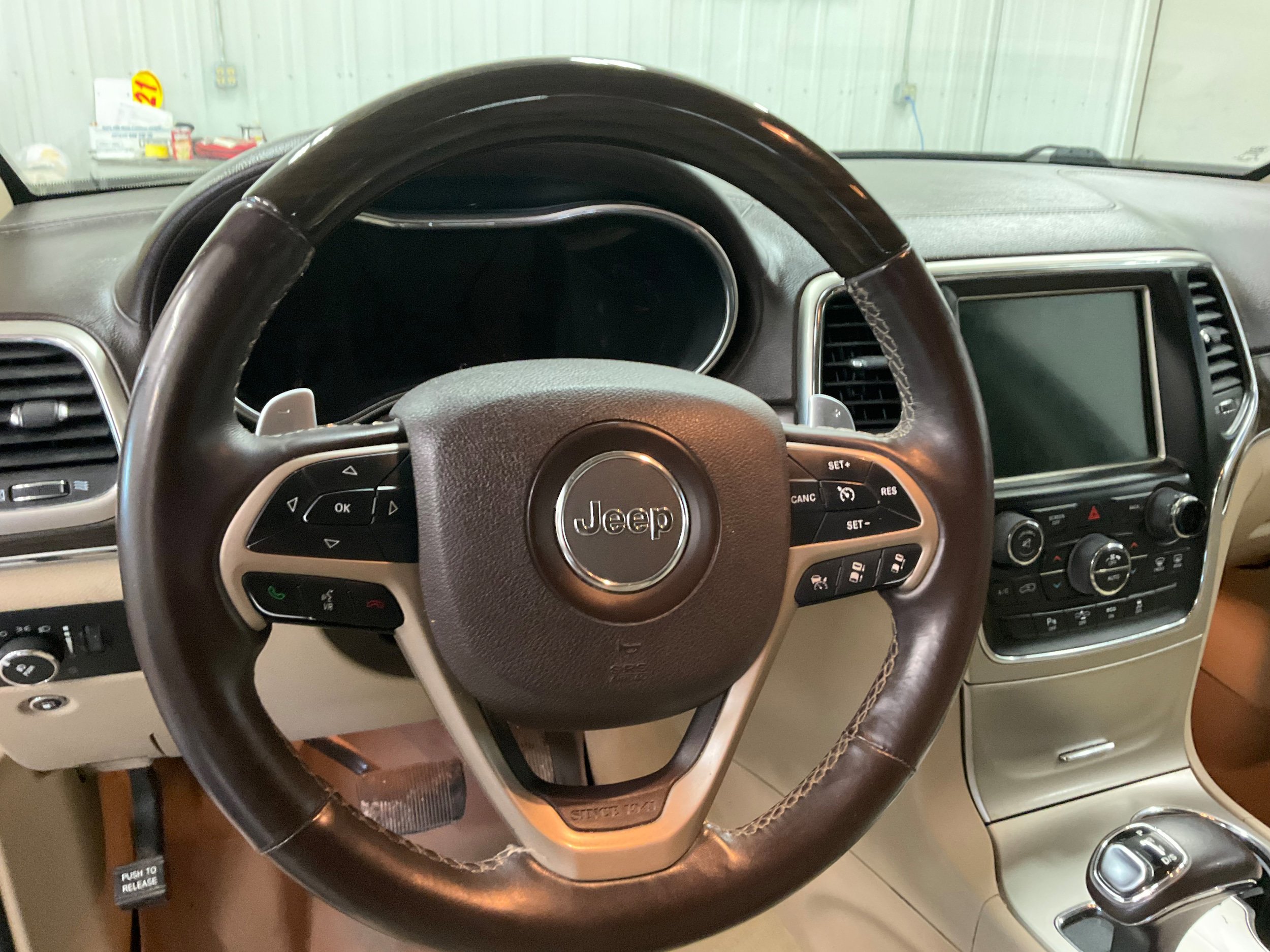 Used 2014 Jeep Grand Cherokee Overland w/ Advanced Technology Group AWD/4WD image 15