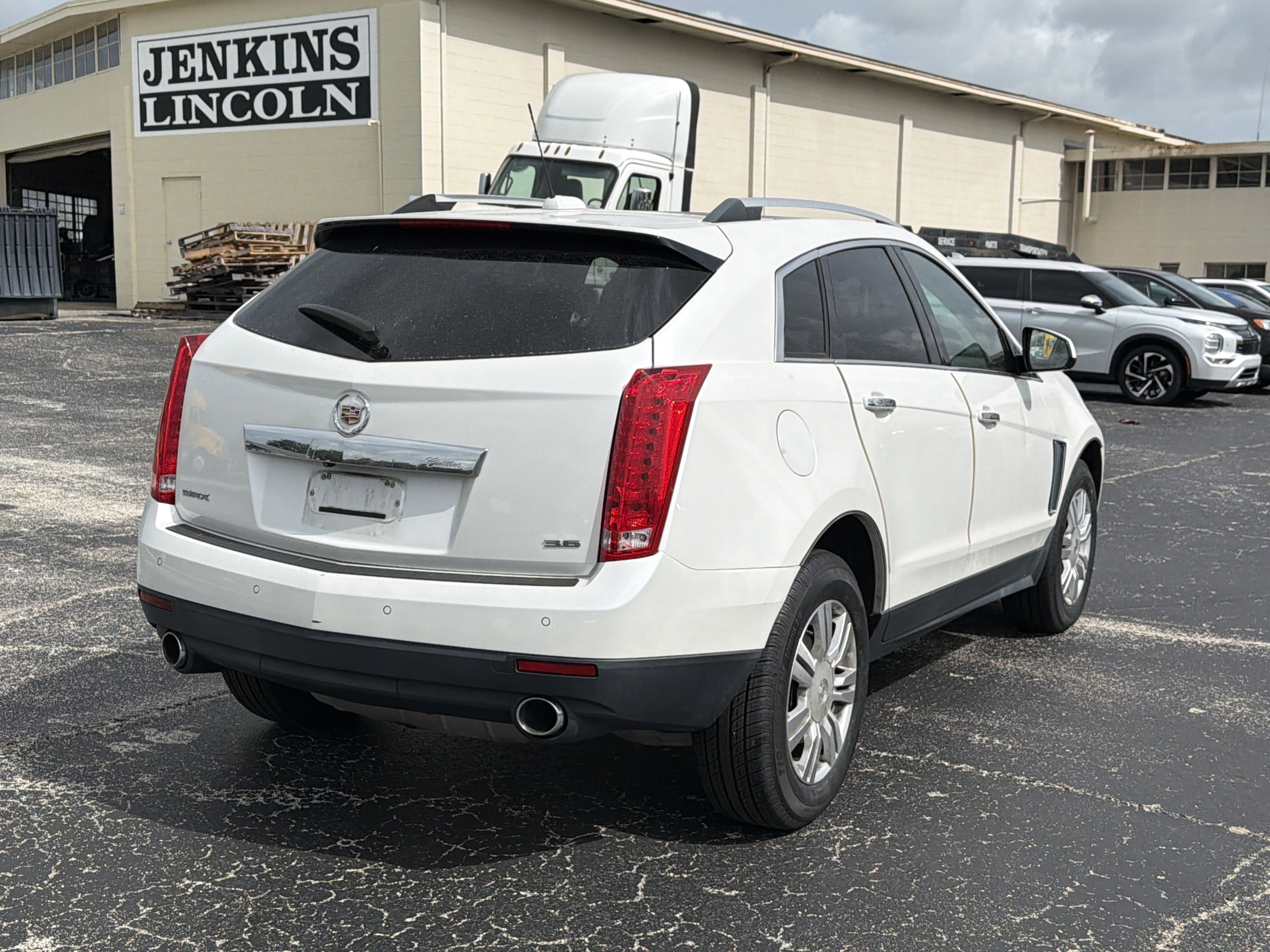 Used 2016 Cadillac SRX Luxury w/ Driver Awareness Package FWD image 3