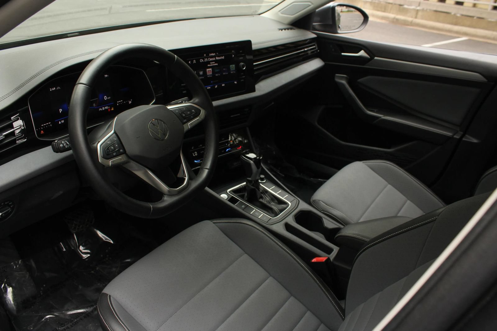 Used 2025 Volkswagen Jetta SE FWD image 13