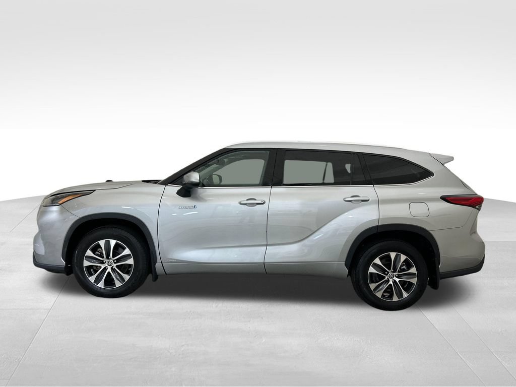Used 2021 Toyota Highlander XLE AWD/4WD image 2