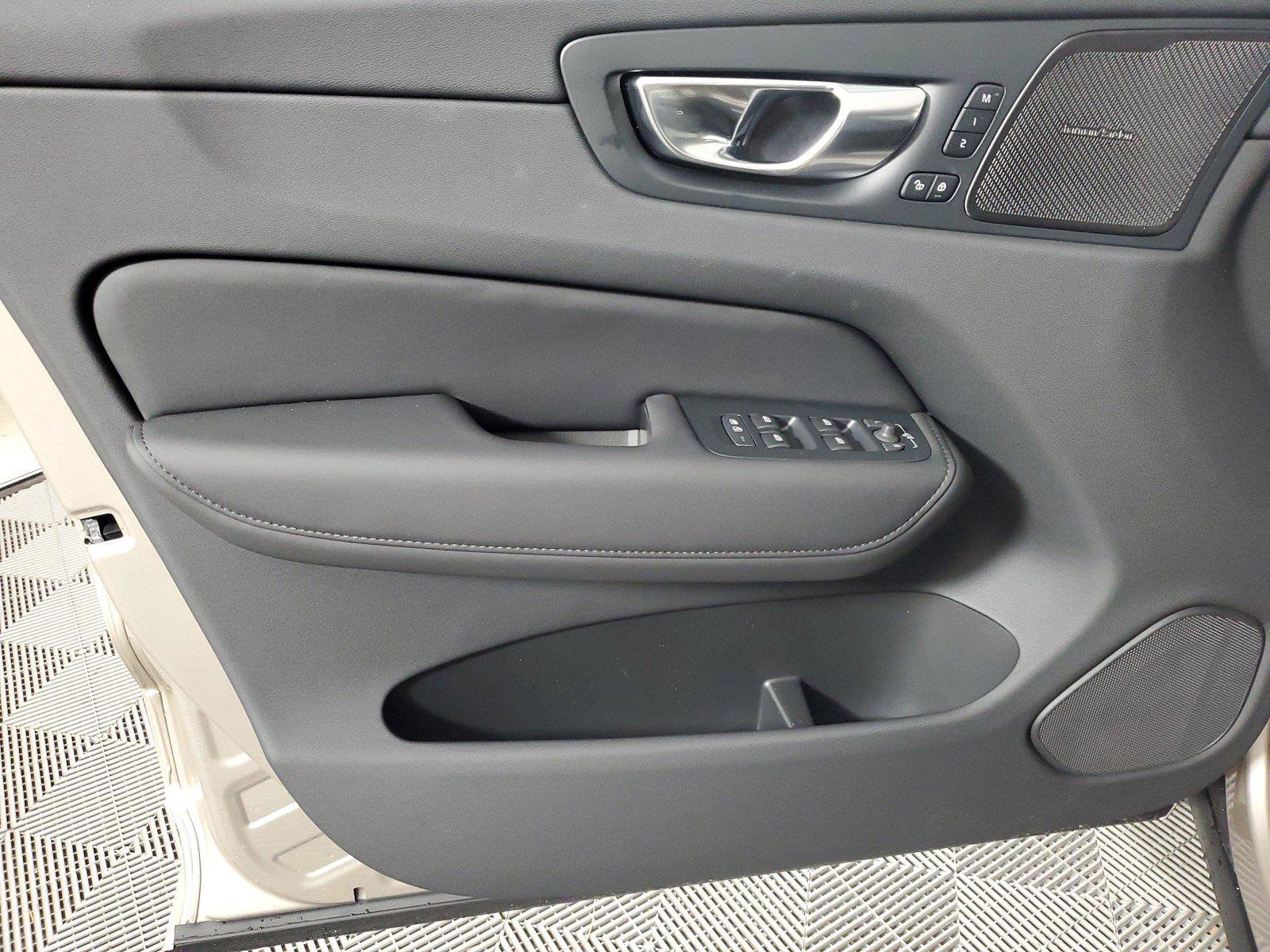 New 2027 Volvo XC60 B5 Ultra AWD/4WD image 19