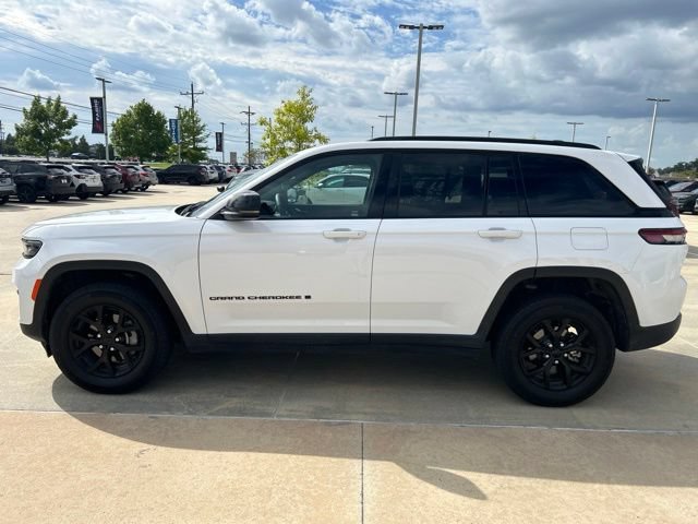 Used 2025 Jeep Grand Cherokee Altitude RWD image 4