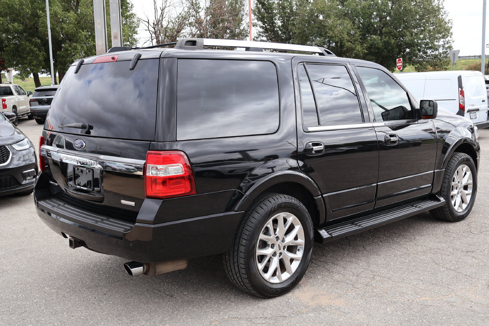 Used 2017 Ford Expedition Limited AWD/4WD image 6