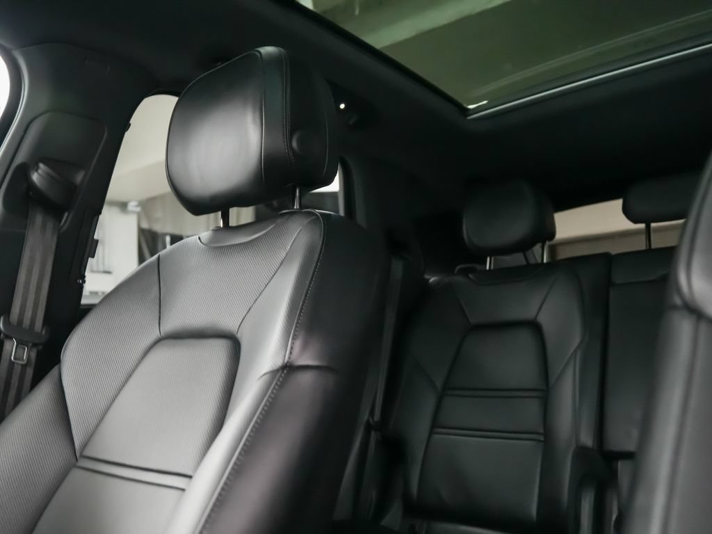 Certified 2024 Porsche Cayenne AWD/4WD image 33