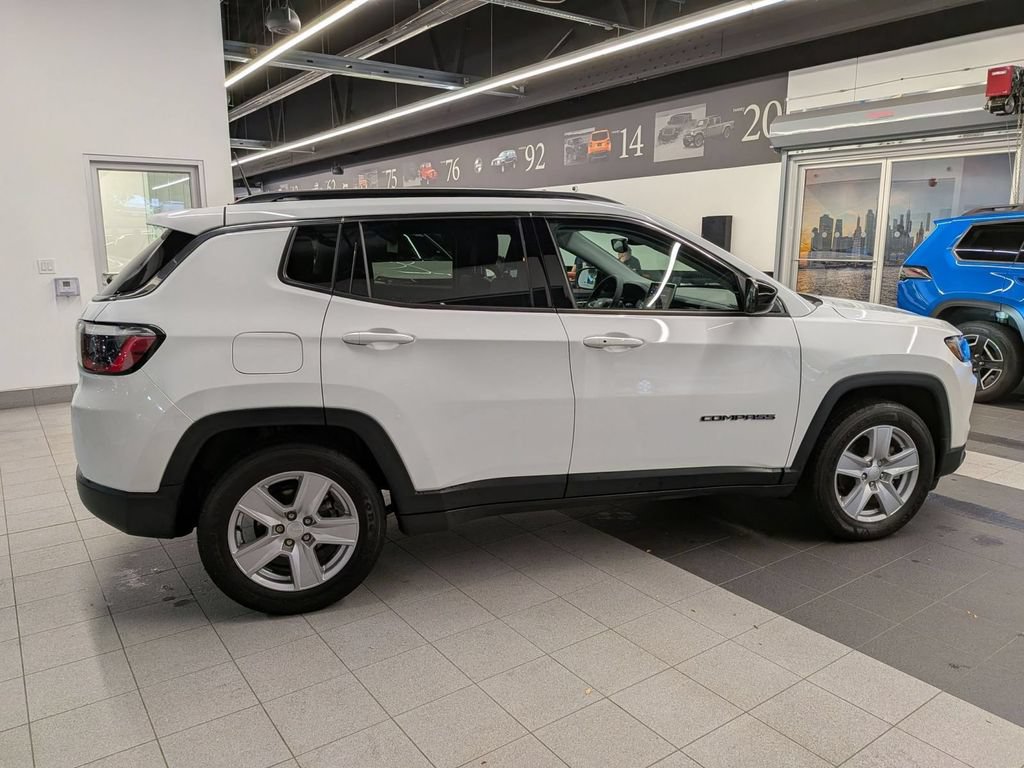 Used 2022 Jeep Compass Latitude w/ Sun and Sound Group FWD image 2