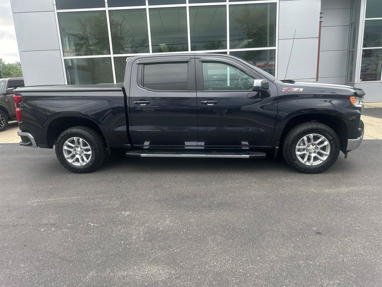 Used 2024 Chevrolet Silverado 1500 LT w/ Z71 Off-Road Package AWD/4WD image 2