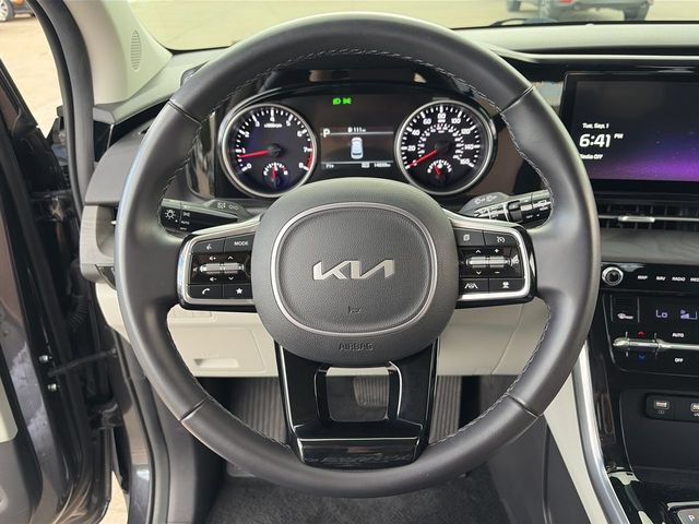 Used 2023 Kia Carnival EX FWD image 23