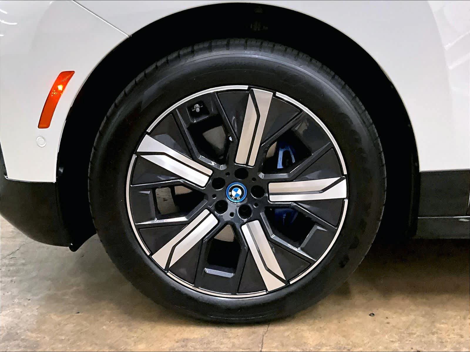 Used 2024 BMW iX xDrive50 w/ Sport Package AWD/4WD image 12