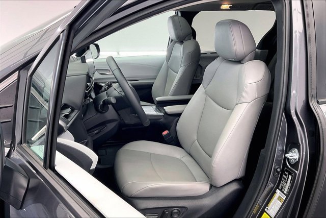 Used 2025 Toyota Sienna XLE image 18