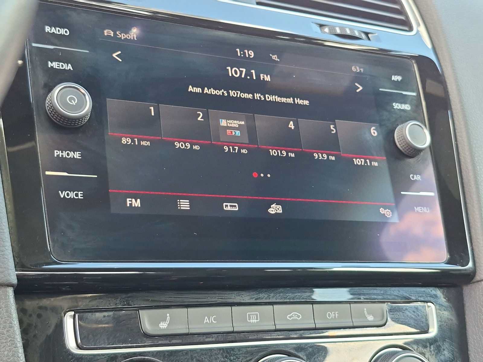 Used 2019 Volkswagen GTI SE FWD image 29