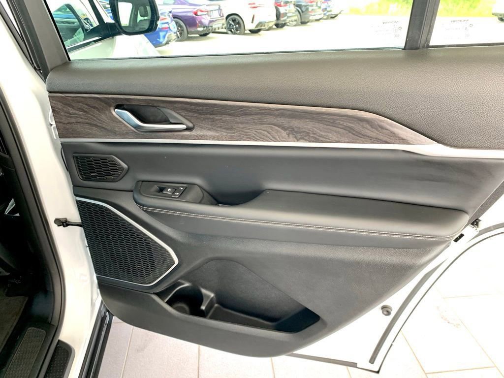 Used 2022 Jeep Grand Cherokee L Limited AWD/4WD image 28