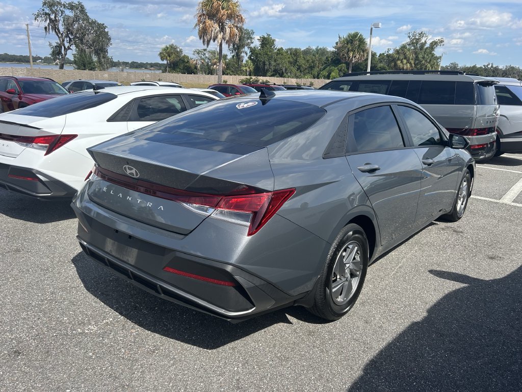 Certified 2025 Hyundai Elantra SE FWD image 3