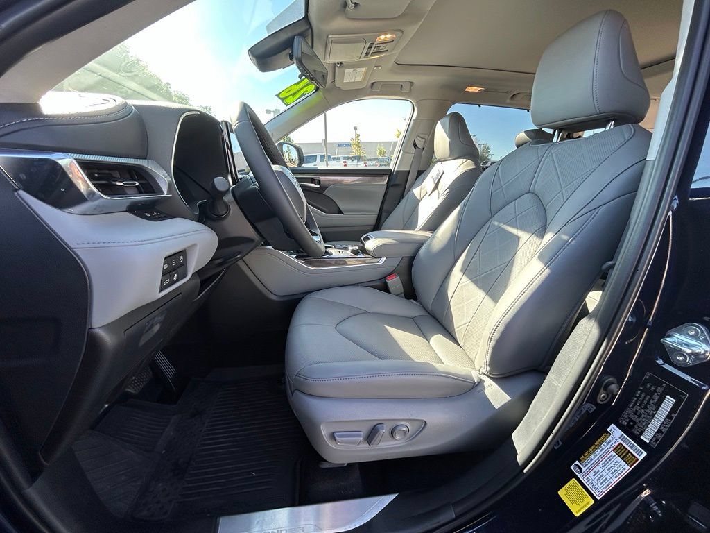Used 2026 Toyota Highlander Limited AWD/4WD image 11