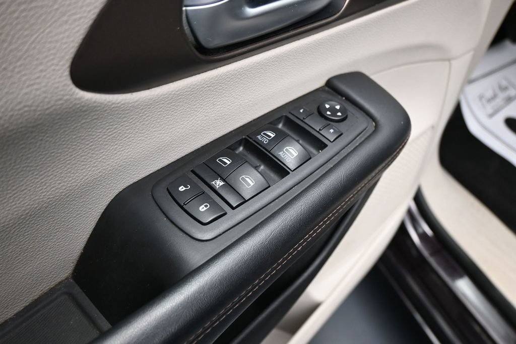 Used 2018 Chrysler Pacifica Touring-L FWD image 11