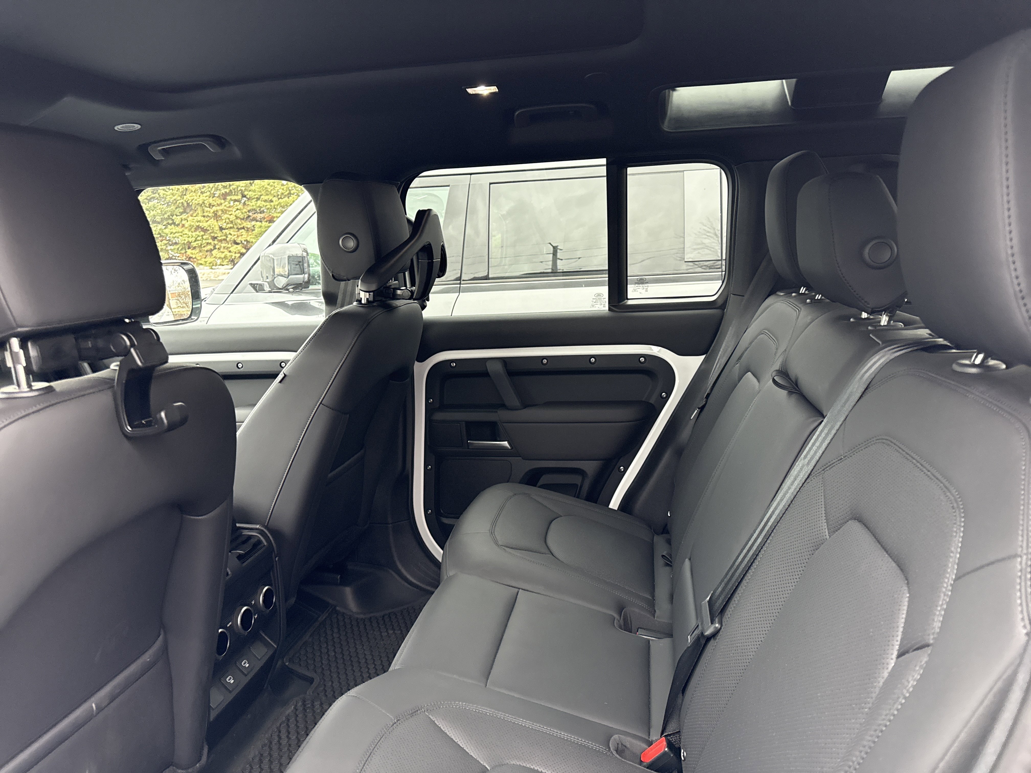 New 2025 Land Rover Defender 110 S image 7