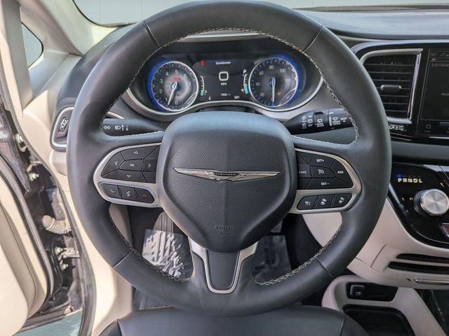 Used 2023 Chrysler Pacifica Touring-L FWD image 18