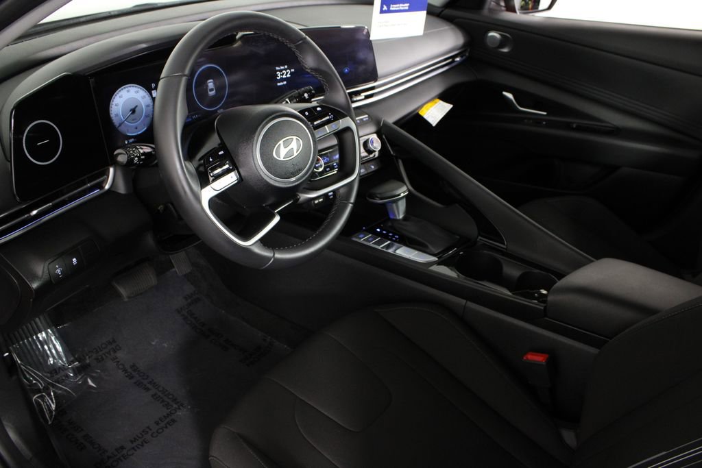 Certified 2025 Hyundai Elantra SEL image 17