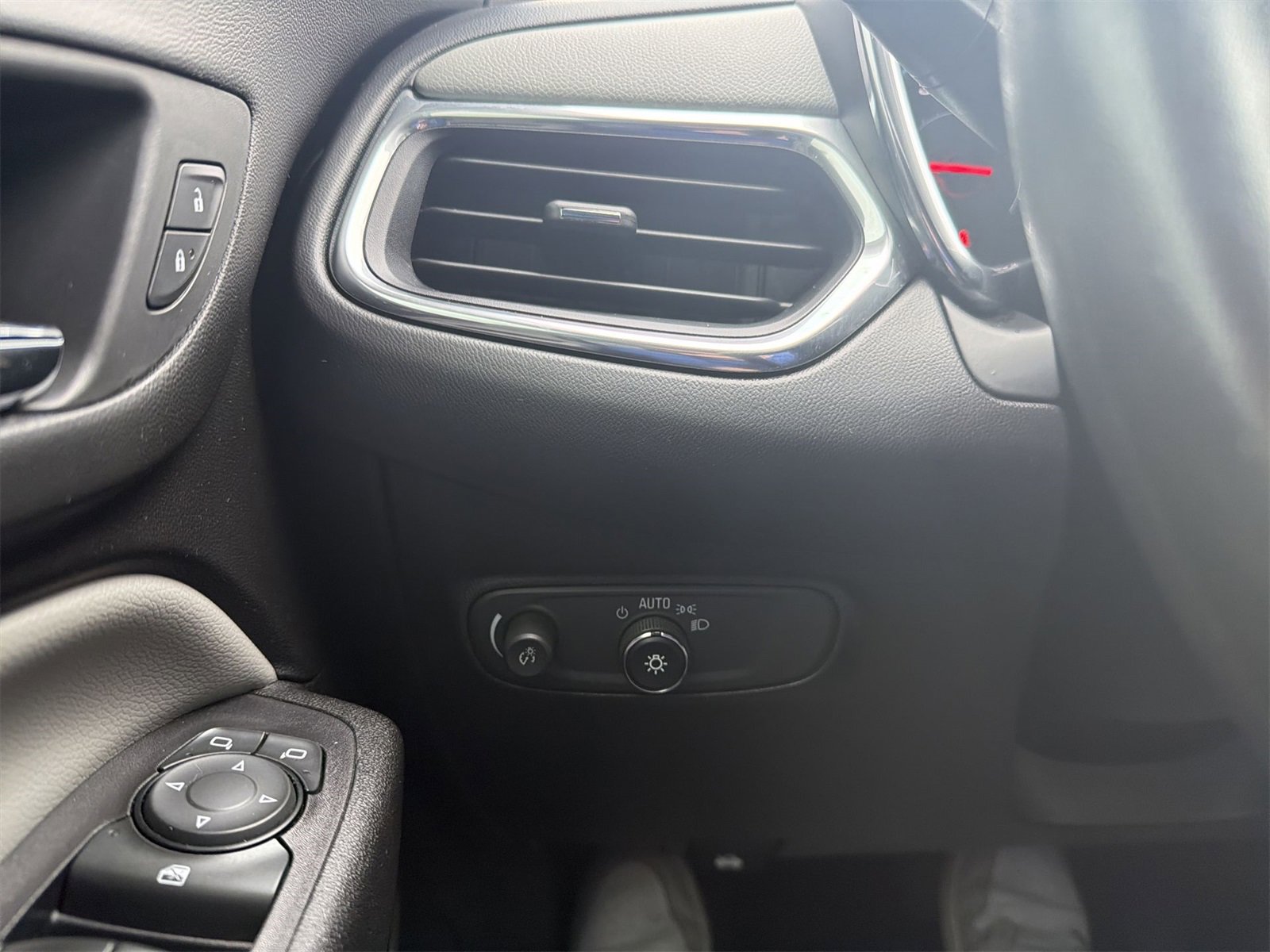 Used 2018 Chevrolet Equinox LS image 18