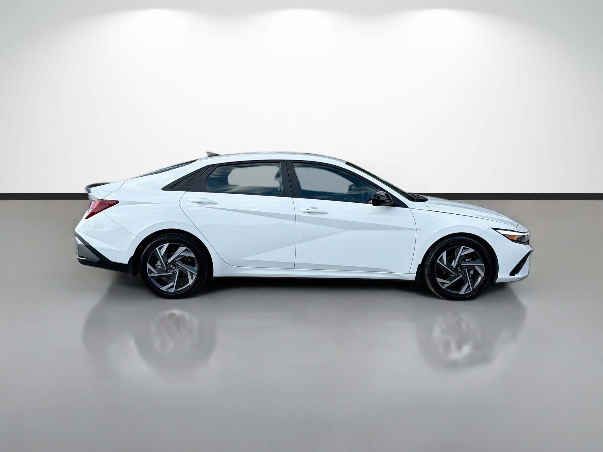 Used 2025 Hyundai Elantra Sport FWD image 2