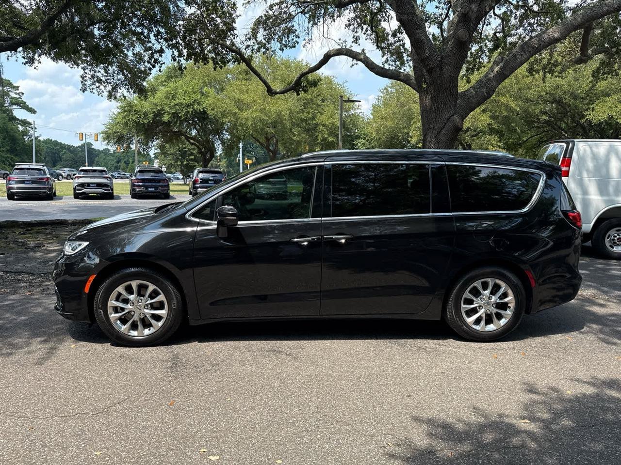 Used 2021 Chrysler Pacifica Touring-L w/ Premium & Safety Sphere Group FWD image 2