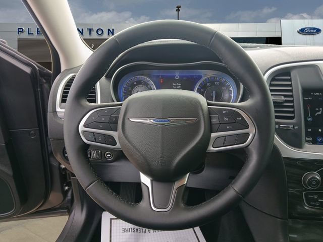 Used 2022 Chrysler 300 Touring L image 12