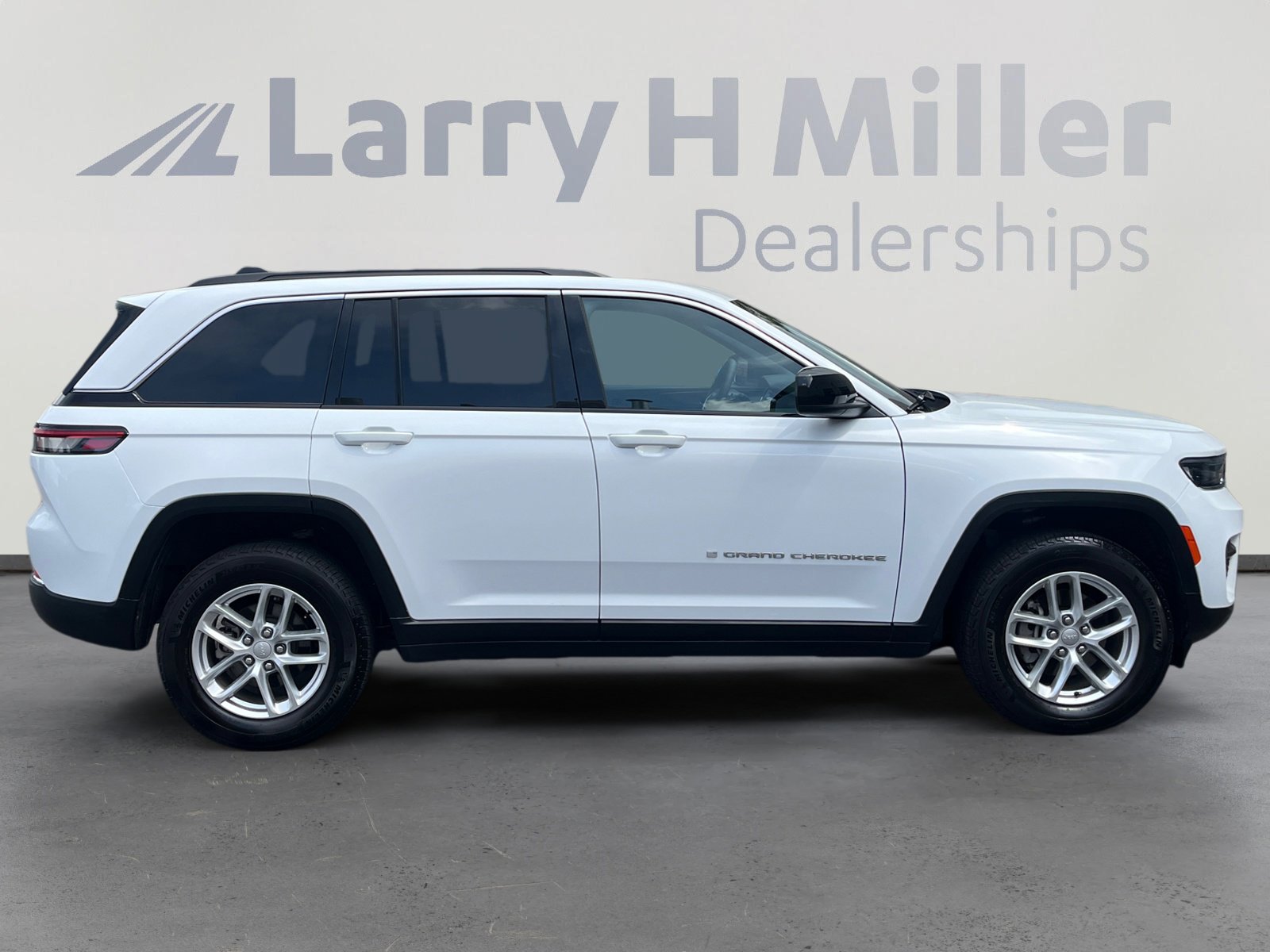 Used 2025 Jeep Grand Cherokee Laredo X w/ Trailer Tow Package AWD/4WD image 6