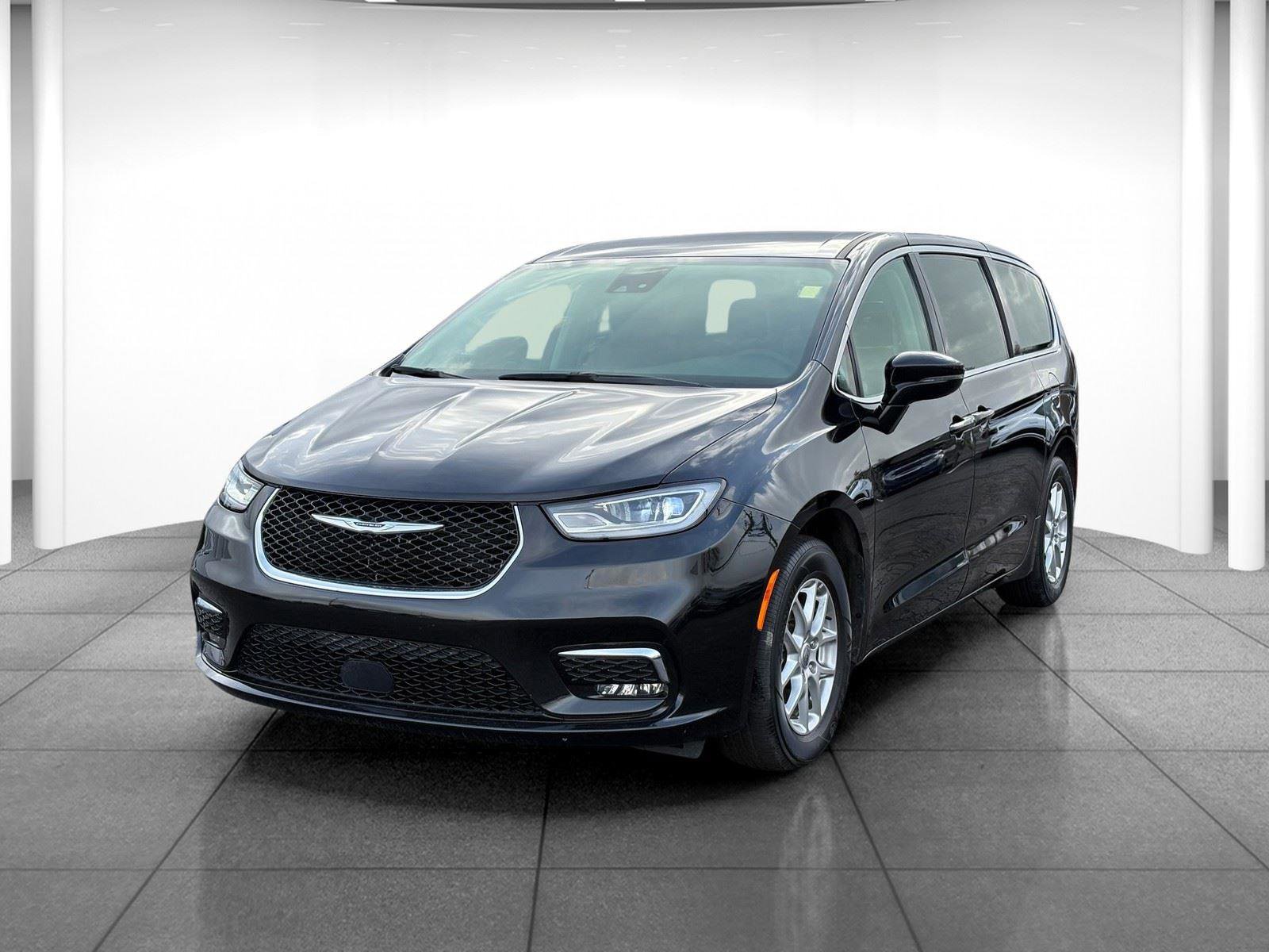 Used 2024 Chrysler Pacifica Touring-L FWD image 3