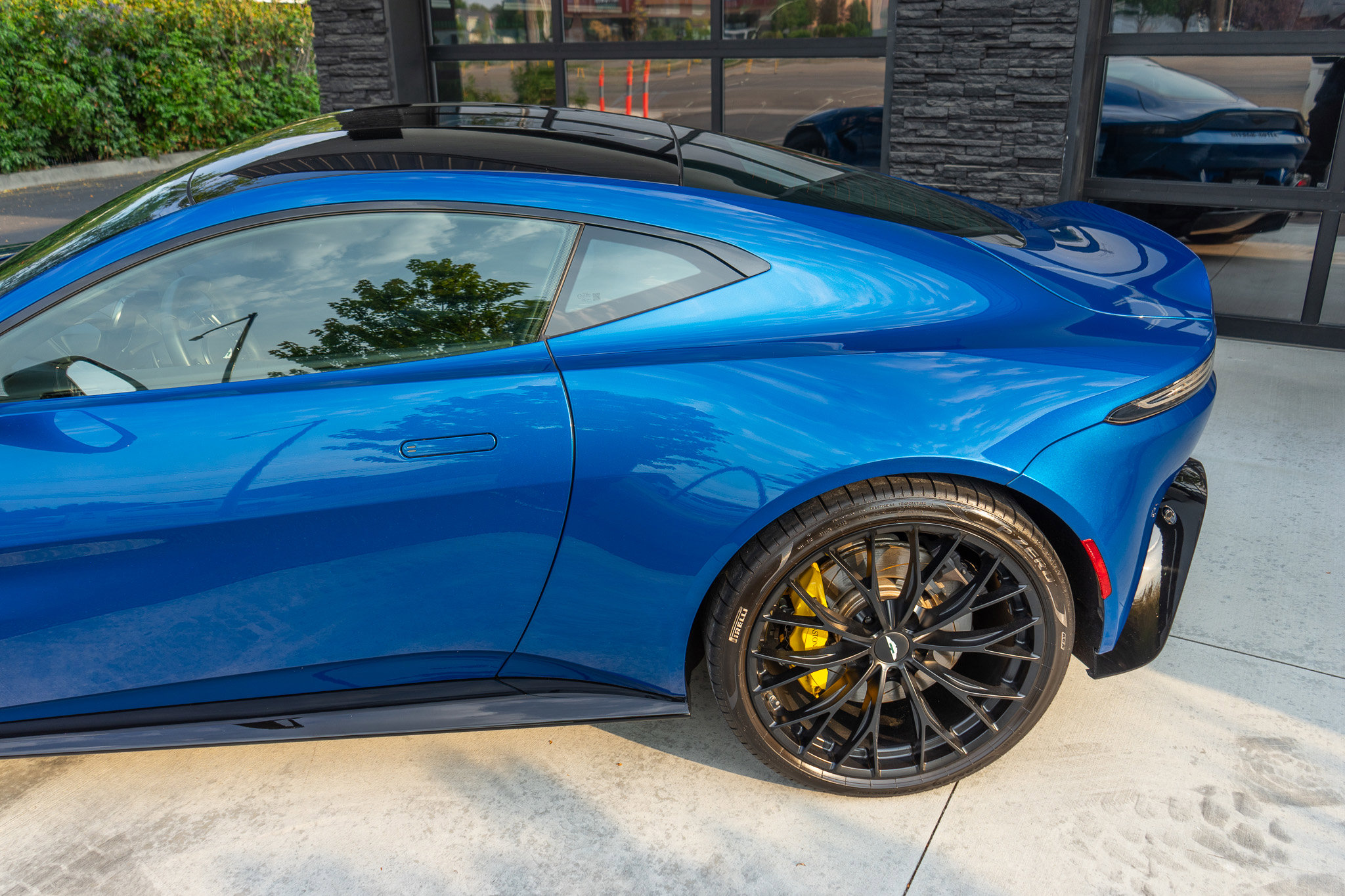 Used 2022 Aston Martin V8 Vantage Coupe image 5