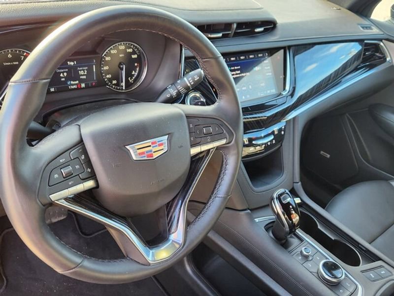 Used 2025 Cadillac XT6 Premium Luxury image 15