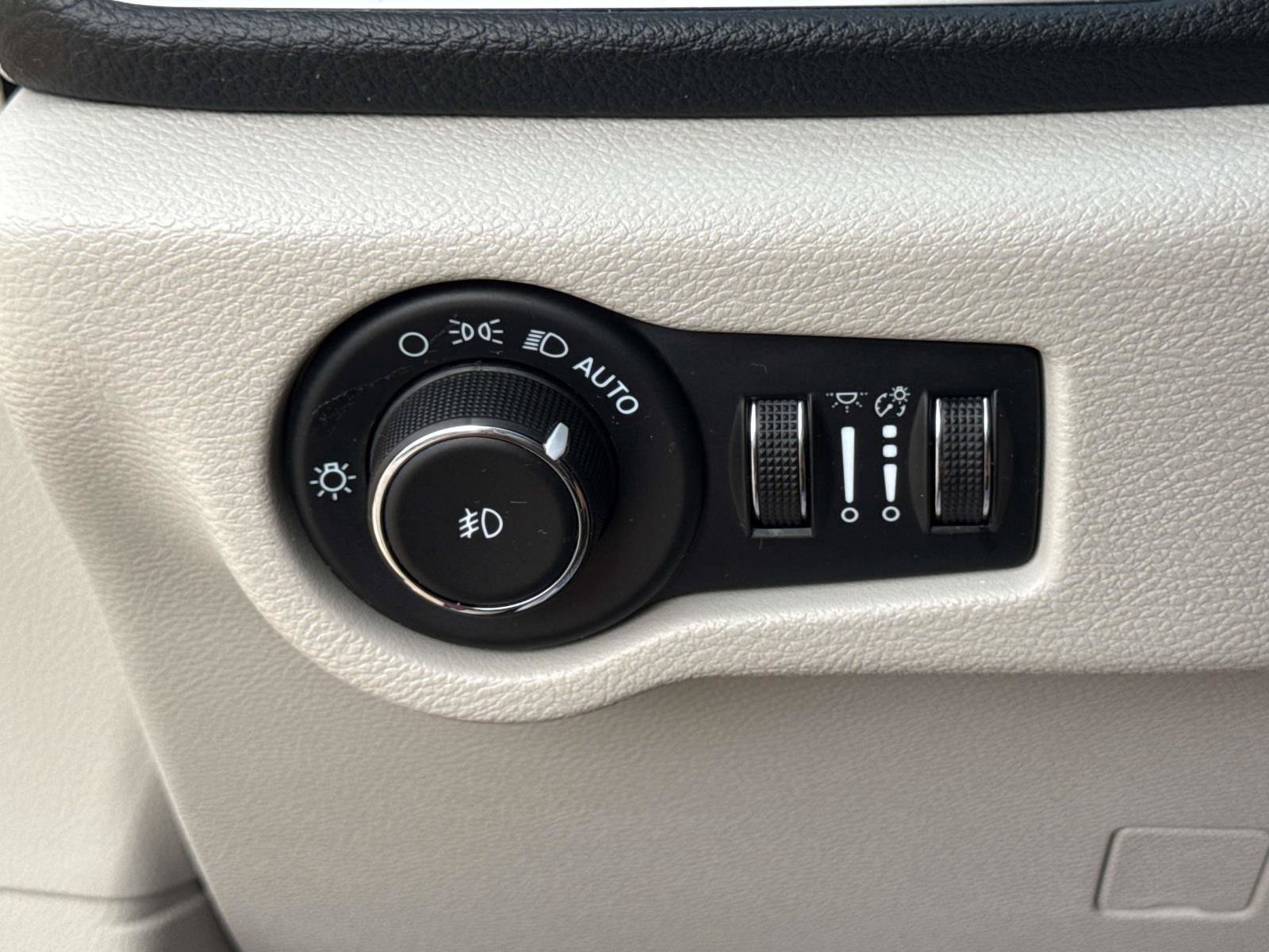 Used 2023 Chrysler Pacifica Limited FWD image 20