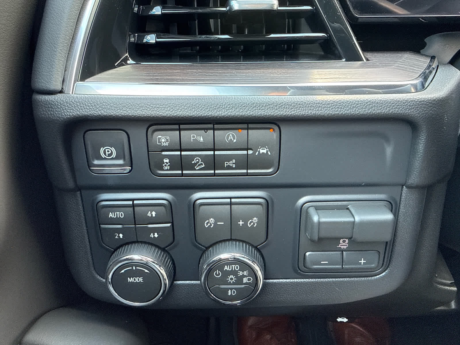 New 2026 Chevrolet Suburban Z71 w/ Comfort Package AWD/4WD image 20