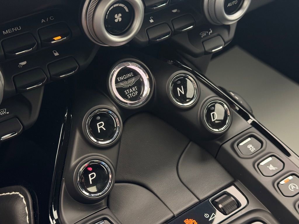 Used 2021 Aston Martin V8 Vantage Coupe image 17