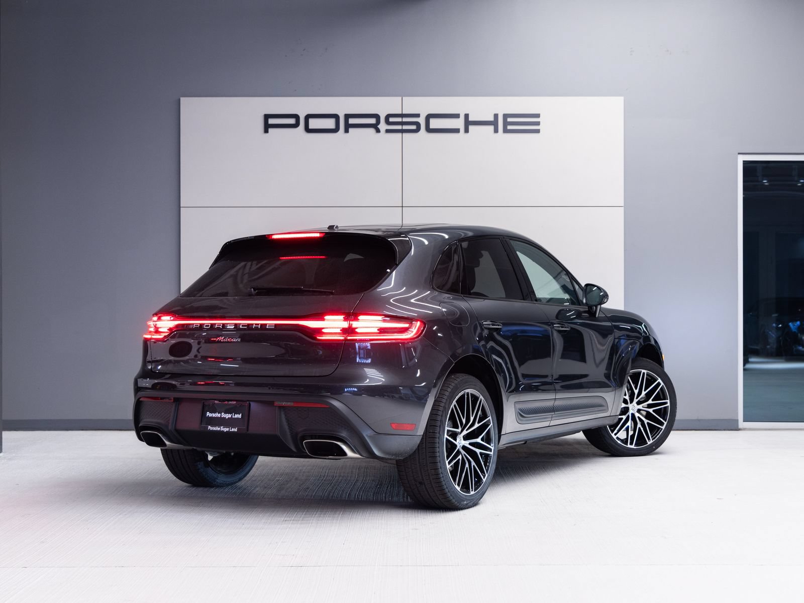 Certified 2026 Porsche Macan AWD/4WD image 7
