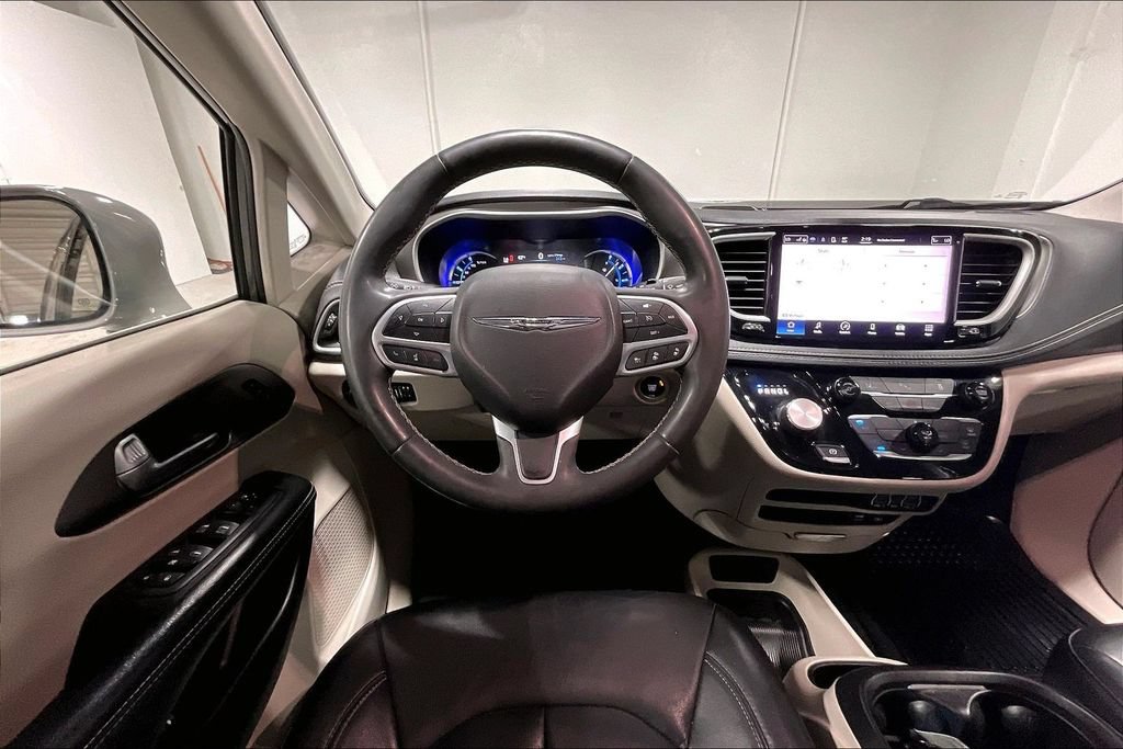 Used 2022 Chrysler Pacifica Touring-L FWD image 6