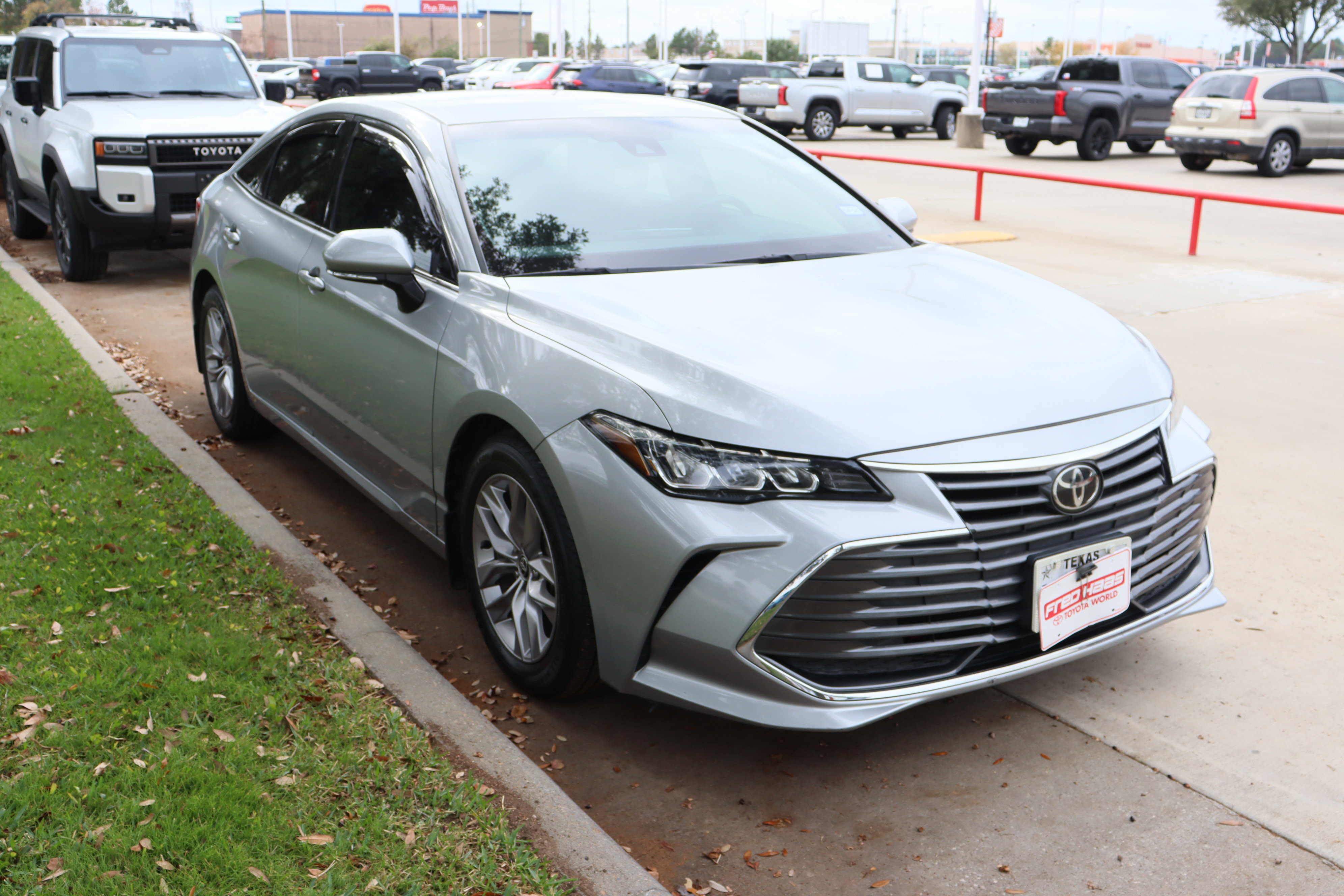 Used 2020 Toyota Avalon XLE w/ Carpet Mat Package image 2