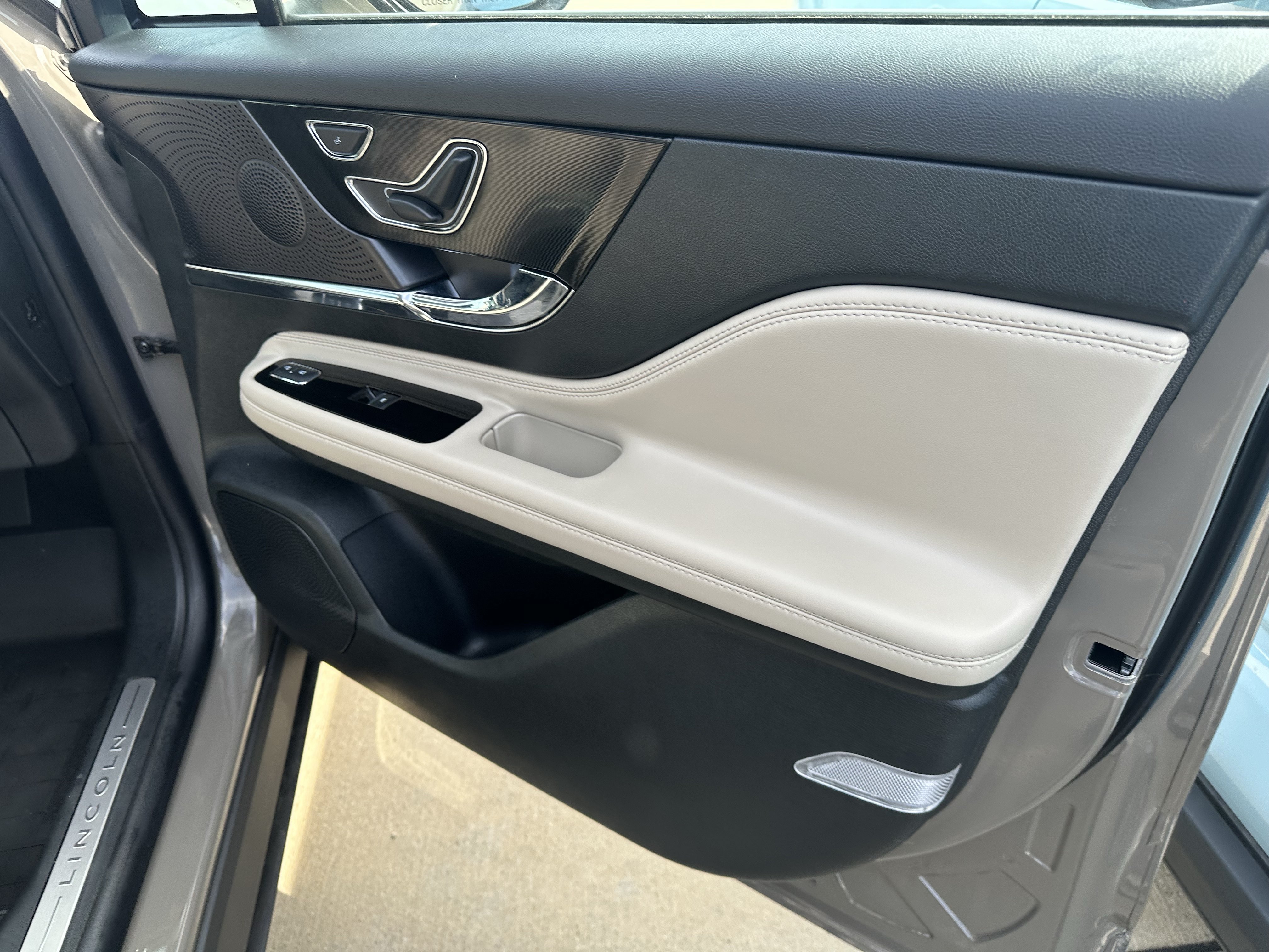 Used 2025 Lincoln Corsair AWD w/ Towing Package image 4