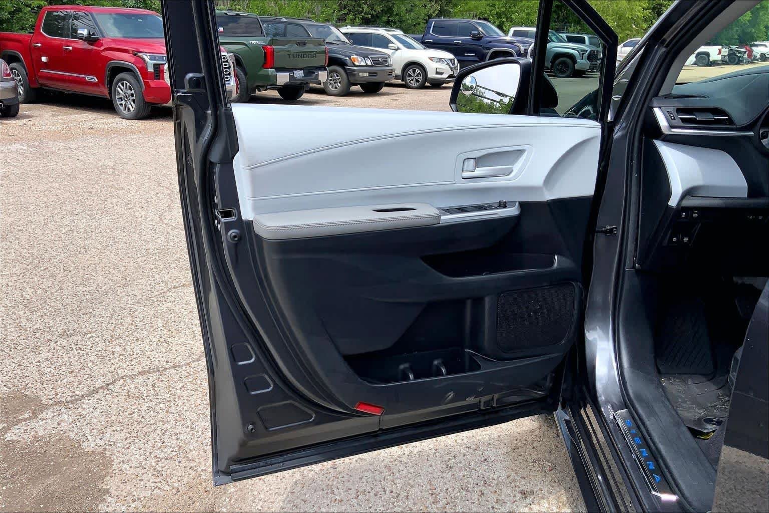 Used 2025 Toyota Sienna LE FWD image 21
