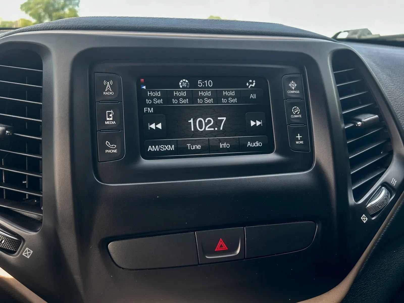 Used 2018 Jeep Cherokee Latitude w/ Cold Weather Group AWD/4WD image 7
