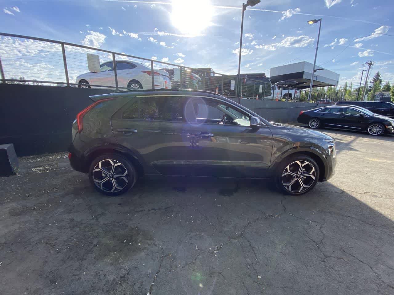Used 2023 Kia Niro EX Touring FWD image 7