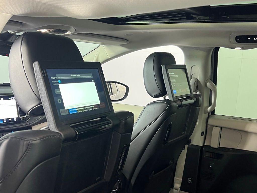 Used 2023 Chrysler Pacifica Touring-L w/ Uconnect Theater Family Group image 23