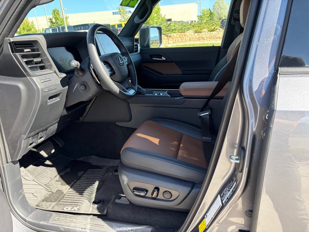 Used 2026 Lexus GX 550 w/ Accessory Package (2T) AWD/4WD image 11