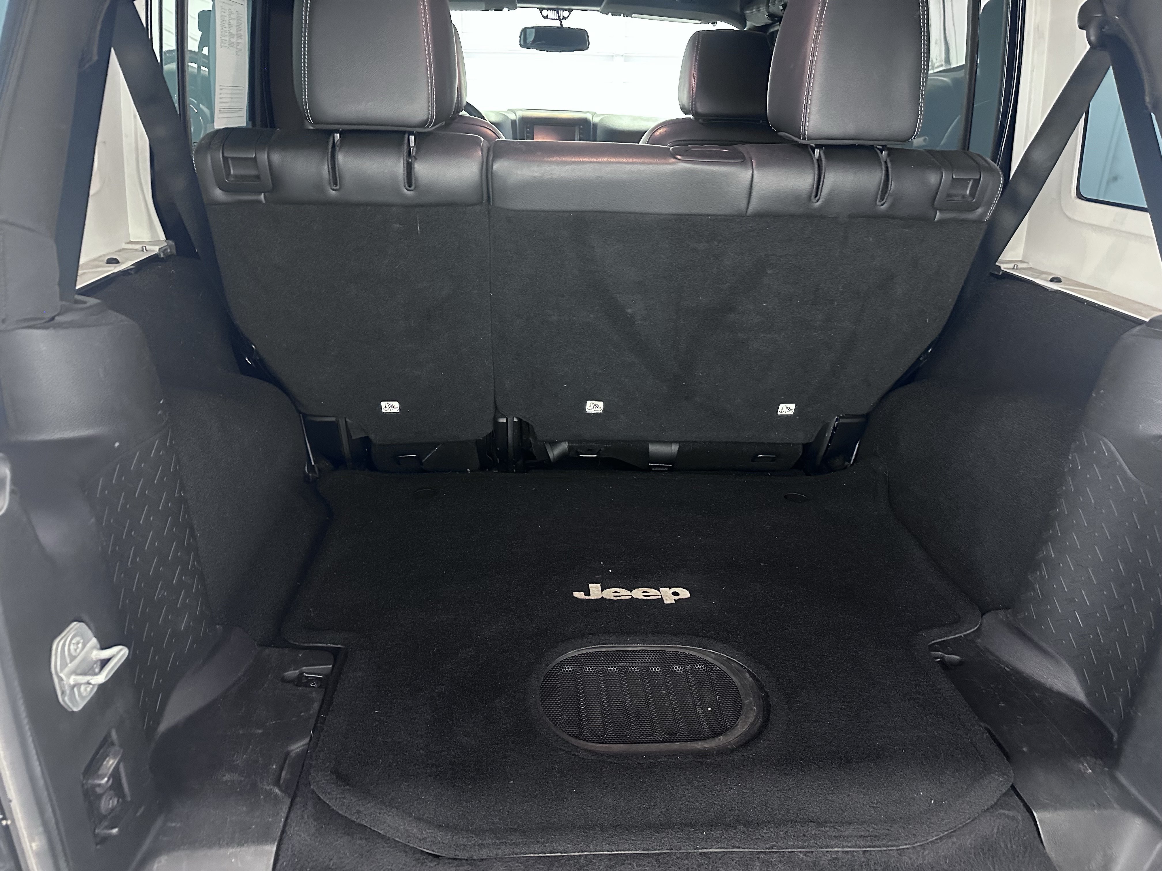 Used 2015 Jeep Wrangler Unlimited Rubicon AWD/4WD image 30