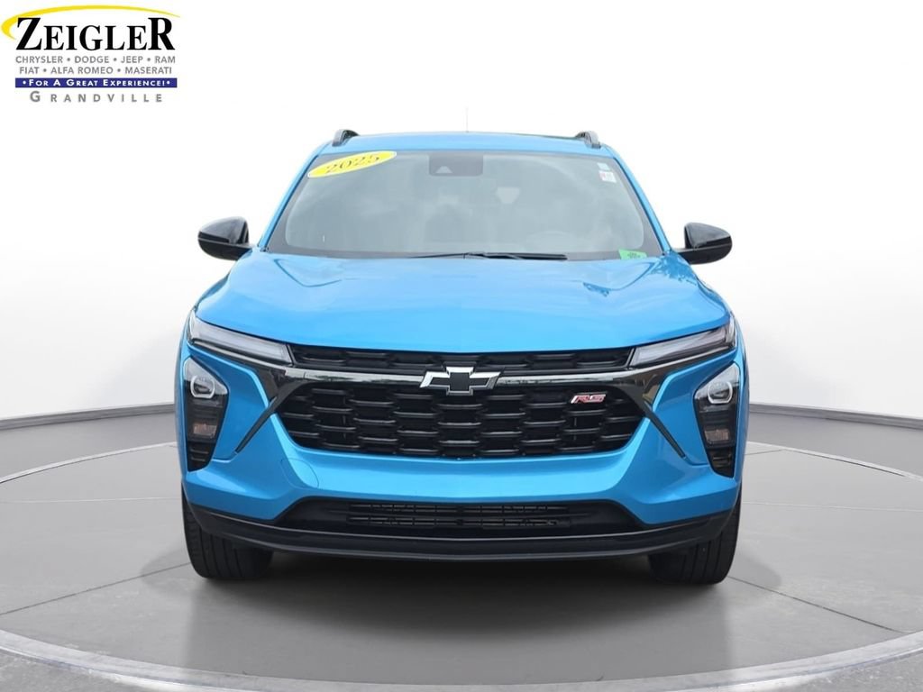 Used 2025 Chevrolet Trax RS w/ Driver Confidence Package FWD image 2