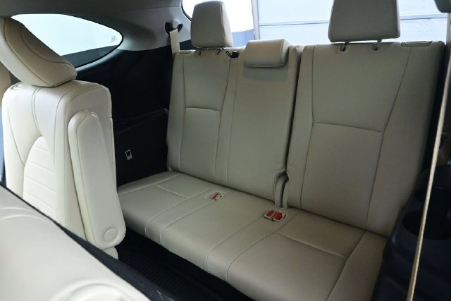 Used 2024 Toyota Highlander XLE AWD/4WD image 16