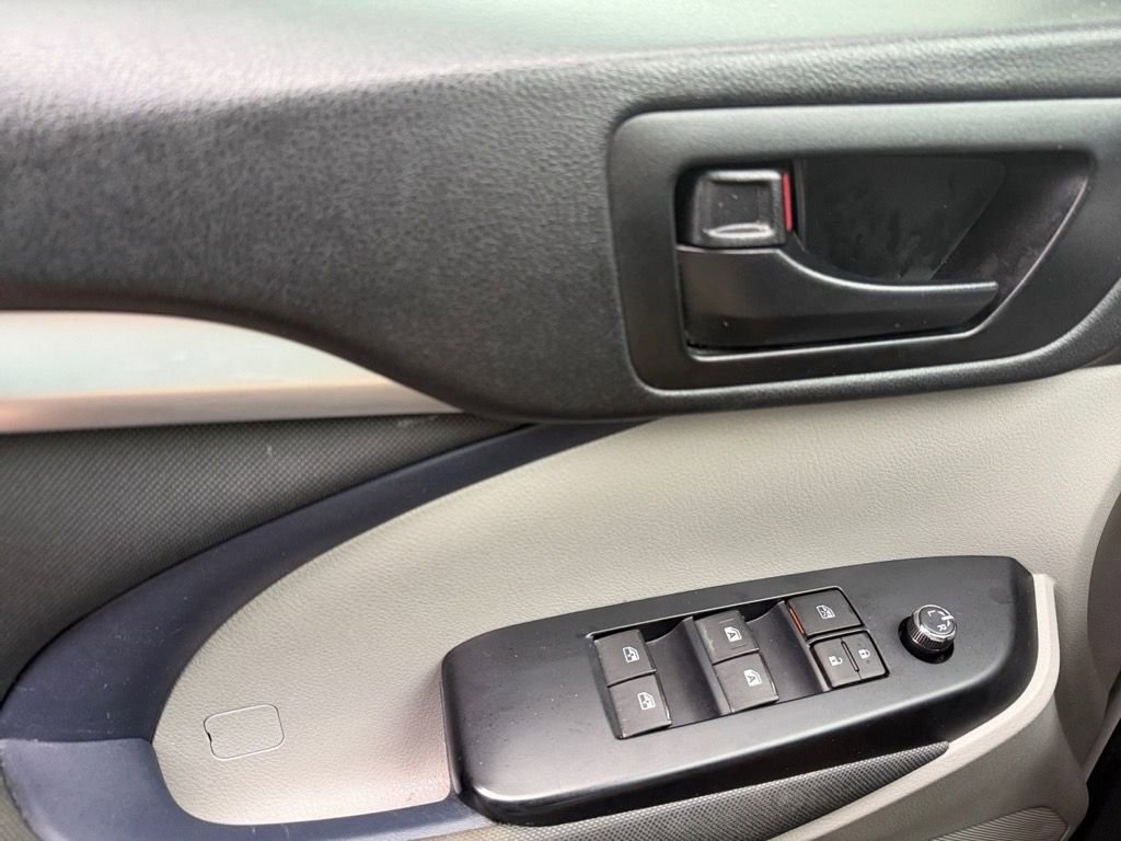 Used 2019 Toyota Highlander LE image 18