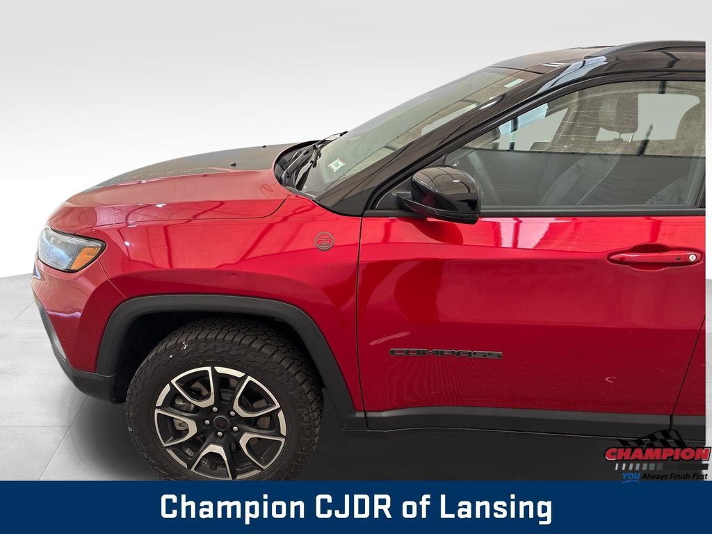 Used 2025 Jeep Compass Trailhawk AWD/4WD image 3