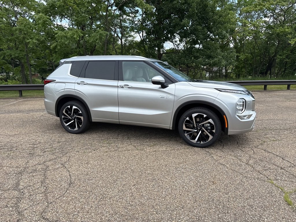 New 2025 Mitsubishi Outlander SEL image 3