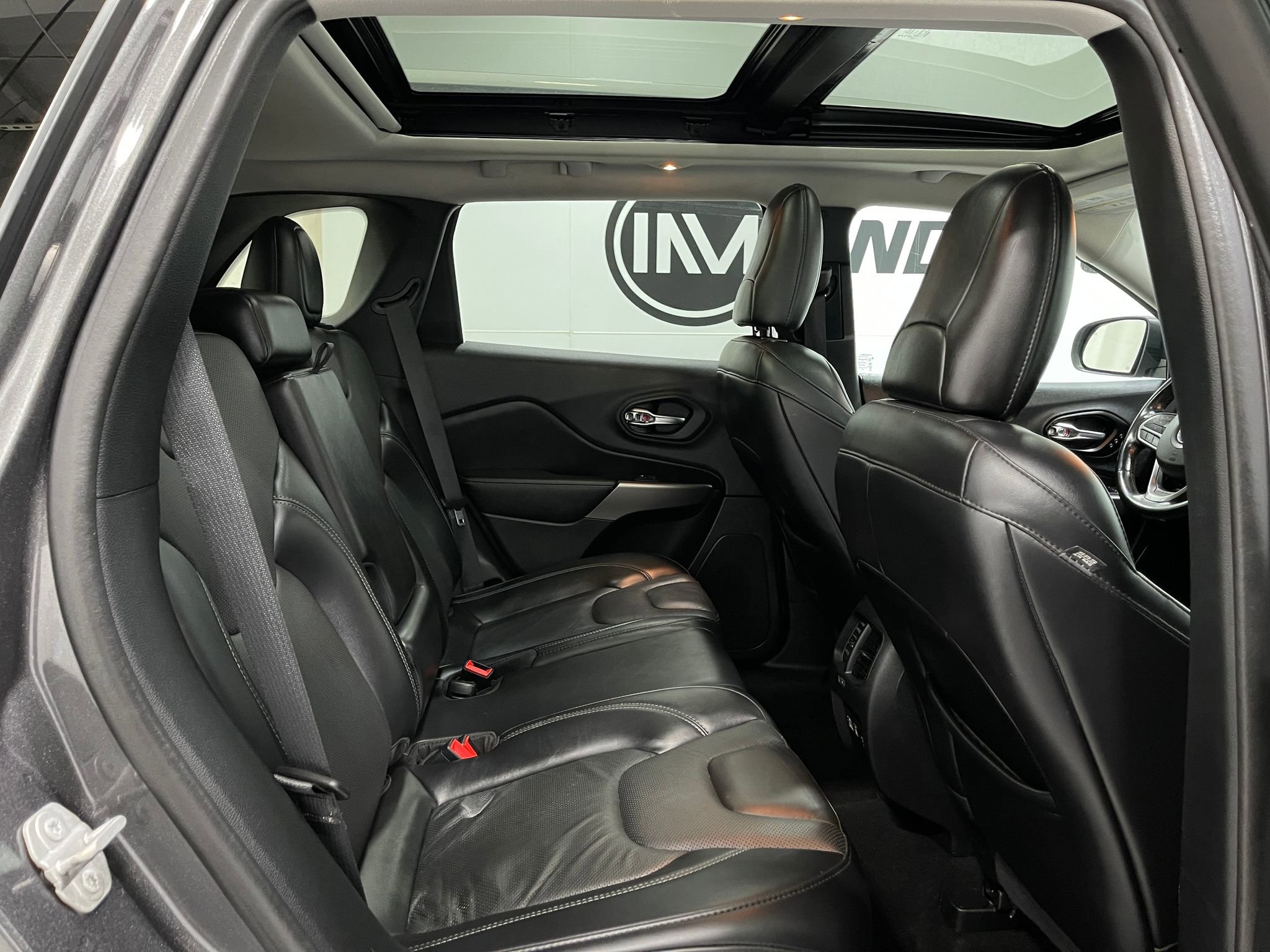 Used 2021 Jeep Cherokee Limited image 31