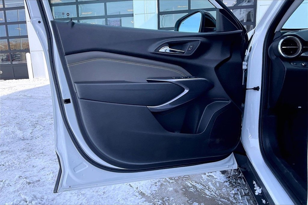 Used 2025 Chevrolet Trax ACTIV w/ Sunroof Package image 23